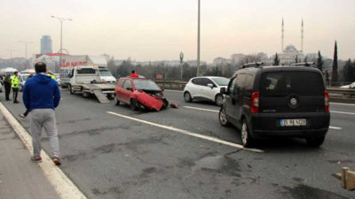 3 otomobil birbirine girdi: Yaralılar var…