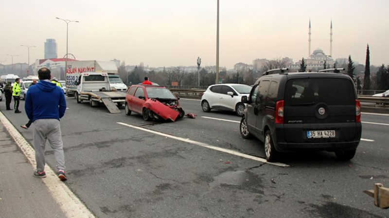 3 otomobil birbirine girdi: Yaralılar var… 3 otomobil birbirine girdi: Yaralılar var…