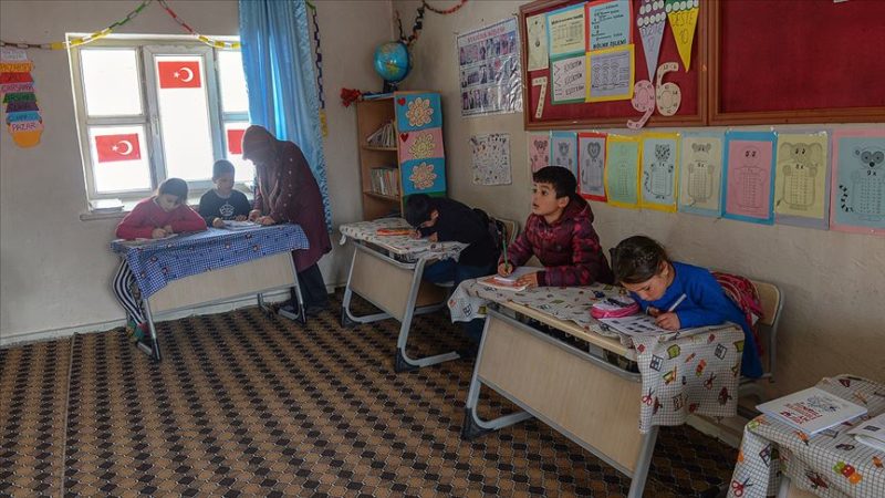 Kış mevsiminin çetin geçtiği Iğdır'ın Tuzluca ilçesindeki dağ köyünde öğretmenlik