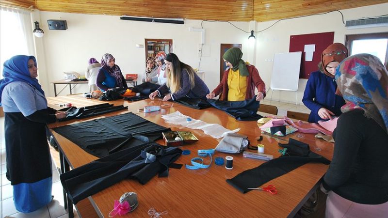 Ankara'nın Çubuk ilçesinde konfeksiyon kursuna katılan 40 kadın, hem öğrendikleriyle