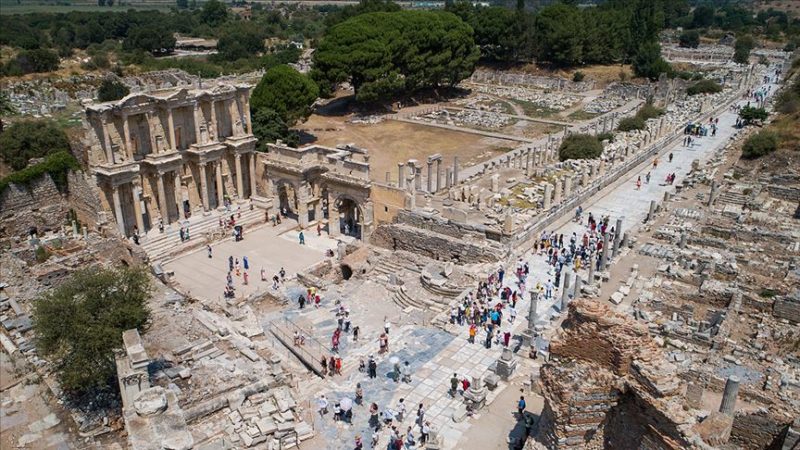 Tarih turizminin bilinen merkezlerinden Efes Antik Kenti'ni 2019'da önceki yıla