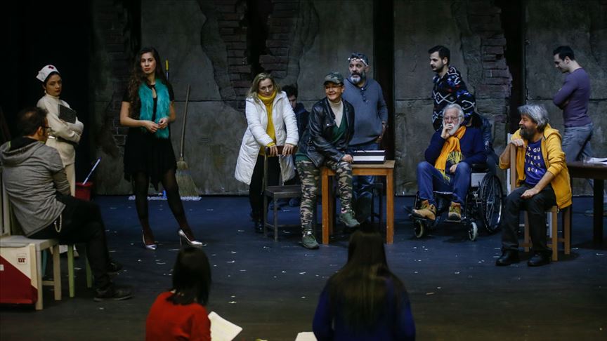 Tiyatro oyunu için akıl hastanesinde eğitim aldılar