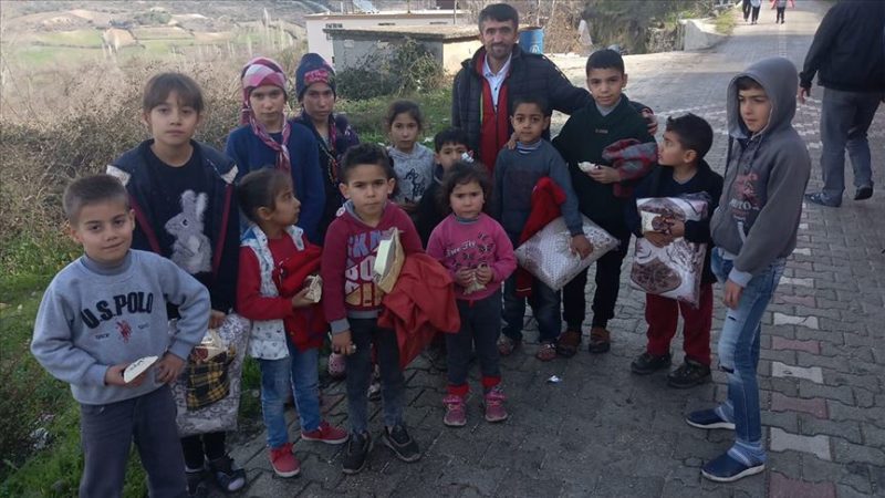 Kocaeli'de simit satarak geçimini sağlayan Erkan Ayhan, "İdlibli Çocuklar Üşümesin"