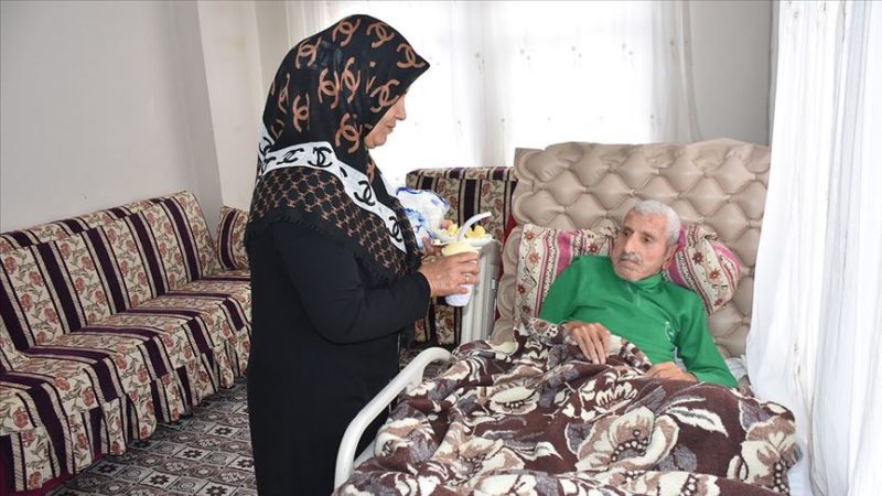 Adıyaman'da doğuştan görme engelli Adile Alptekin, felç kaldığı için yatağa