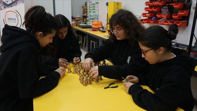 Balıkesir'in Edremit ilçesinde bir lisede başlatılan sosyal sorumluluk projesi kapsamında,