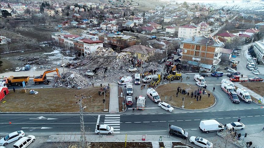 Bakan Turhan: Deprem bölgesinde ulaşımı engelleyecek bir durum söz konusu değil