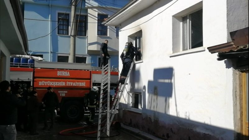 Bursa’da yangına müdahale eden itfaiye erinin kafasına merdiven düştü.
