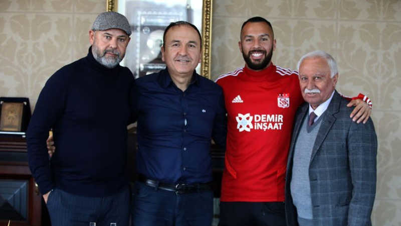 Yasin Öztekin Sivasspor’da Sivasspor Yasin Öztekin'le 1.5 yıllık sözleşme imzalandığını açıkladı.