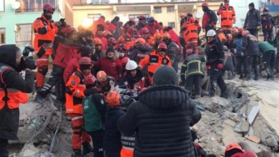 Elazığ’da hamile kadın 12 saat sonra kurtarıldı