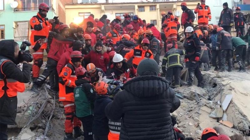 Elazığ’da hamile kadın 12 saat sonra kurtarıldı