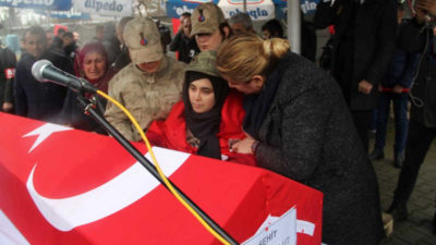 Şehidin iki aylık eşinden zor veda