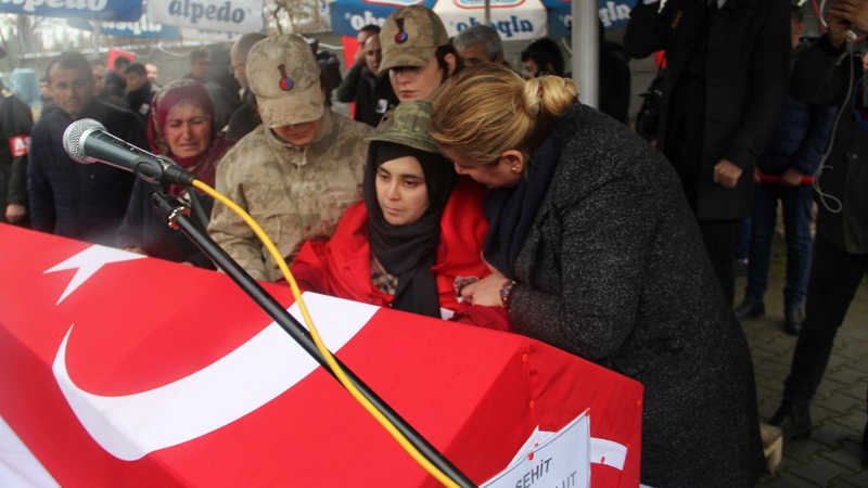 Şehidin iki aylık eşinden zor veda