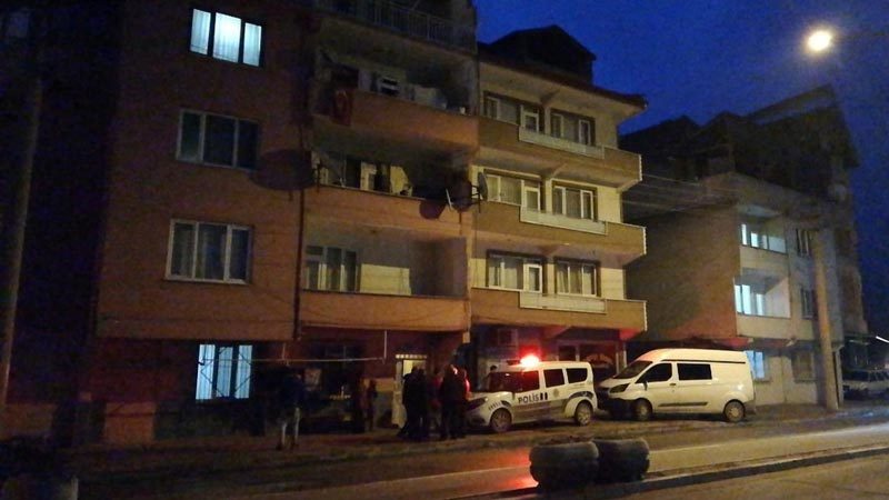 Evden gelen kötü kokular korkunç gerçeği ortaya çıkardı! Bursa'nın İnegöl ilçesinde evinde yalnız yaşayan bir kişi ölü bulundu.