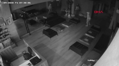 Aynada kendisinden korkan hırsız, panikle kaçtı