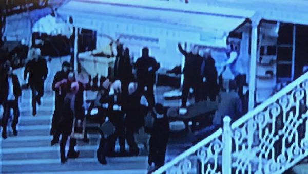 Cami avlusunda kavga çıkınca ezanı ikinci kez okudu