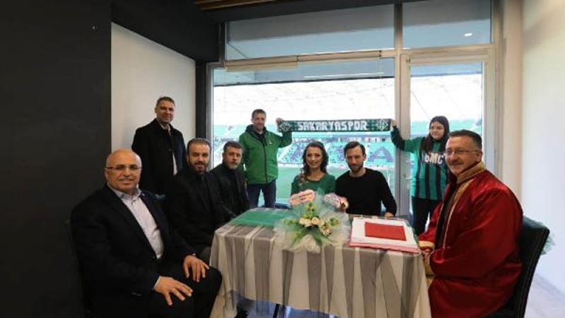 Tribünde tanışan çift, stadyumda evlendi Tribünde tanışan çift, stadyumda evlendi