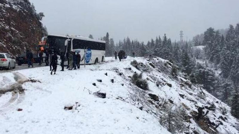 Otobüs uçuruma metreler kala durdu