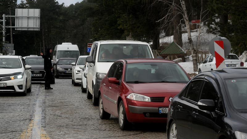 Yarıyıl tatilinin son günü Uludağ'a çıkan tatilciler, teleferik ve karayolunda