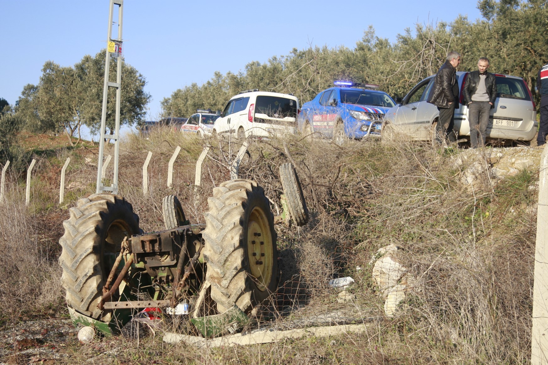 Ailesi onu arıyordu…Şarampole yuvarlanan traktöründe ölü bulundu