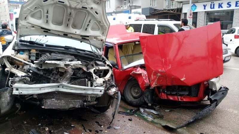  Bursa'nın İnegöl ilçesinde, iki otomobilin çarpıştığı kazada 4 kişi yaralandı.