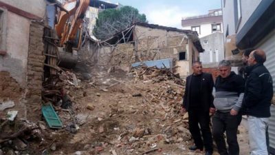 Mudanya’da metruk binalar yıkıldı