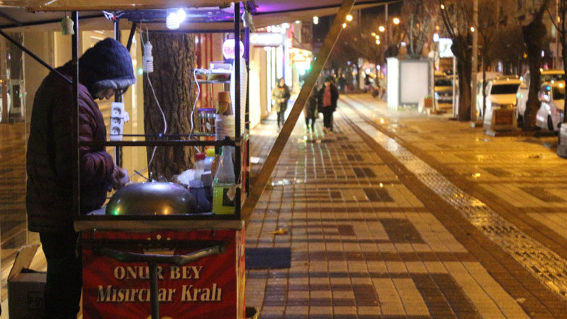 Engelli genç, mısır satarak ailesini geçindiriyor Bursa'nın İnegöl ilçesinde yaşayan konuşma ve fiziksel engelli Onur Aşa