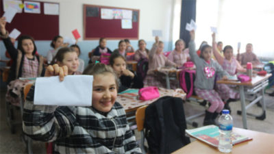 Bursalı miniklerden sınırda görevli Mehmetçiğe moral mektubu