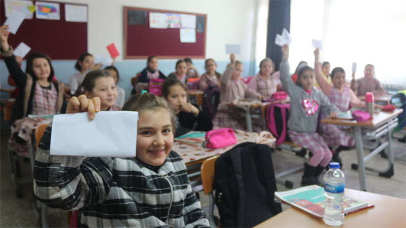 Bursalı miniklerden sınırda görevli Mehmetçiğe moral mektubu