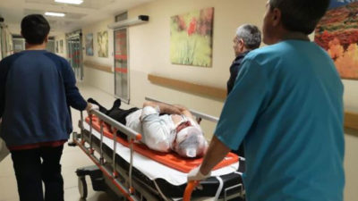 Bursa’da otomobil yol kenarındaki tezgaha daldı: Yaralılar var…