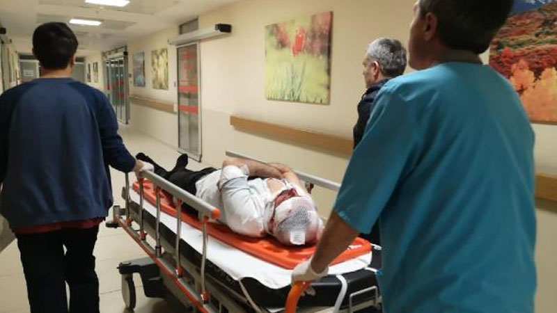 Bursa’da otomobil yol kenarındaki tezgaha daldı: Yaralılar var…