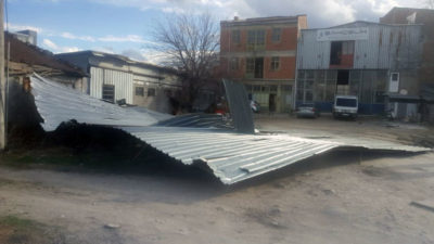 Şiddetli lodos Bursa’da çatı uçurdu