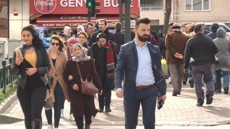 Bursa’da şiddetli lodos hayatı olumsuz etkilerken, hava sıcaklığı ise baharı