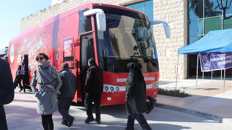 Kırmızı otobüs yollarda