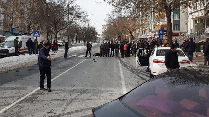 ‘Yaya geçidinde’ araba çarptı! Anne öldü, kızı yaralandı ‘Yaya geçidinde’ araba çarptı! Anne öldü, kızı yaralandı
