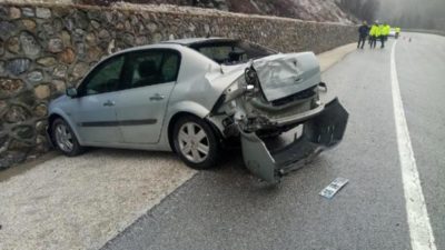 Bursa’da otomobil istinat duvarına çarptı: 1’i çocuk 3 yaralı