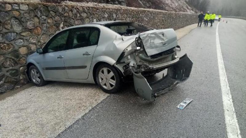 Bursa’da otomobil istinat duvarına çarptı: 1’i çocuk 3 yaralı