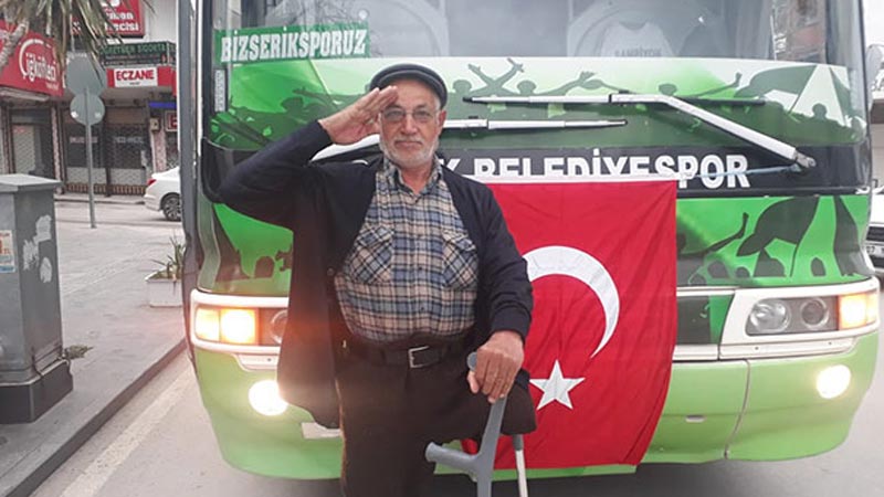 Tek bacağıyla şehidi son yolculuğunda yalnız bırakmadı Tek bacağıyla şehidi son yolculuğunda yalnız bırakmadı