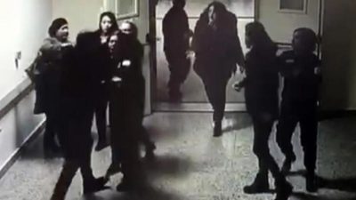 Hasta yakınları güvenlikçilere saldırdı!