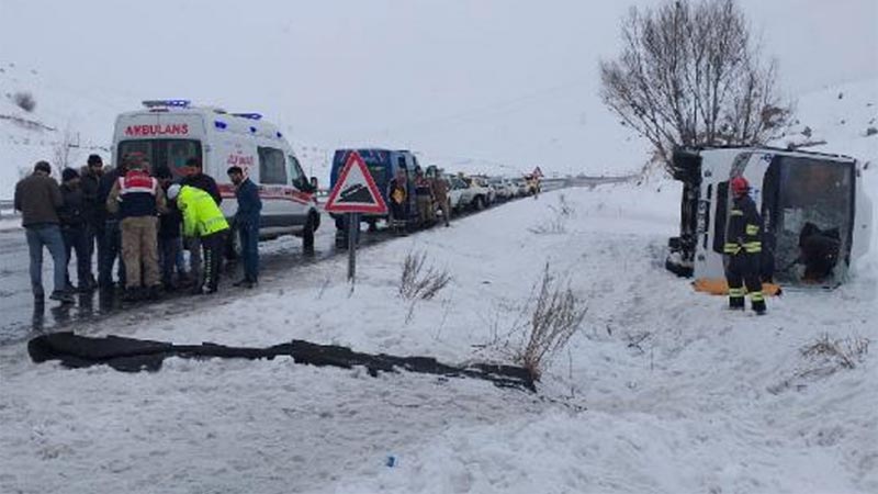 Halk otobüsü kaza yaptı! Ölü ve yaralılar var Halk otobüsü kaza yaptı! Ölü ve yaralılar var