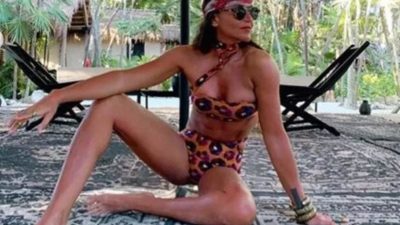 Bir tabak dolusu çekirge yiyip paylaştı!