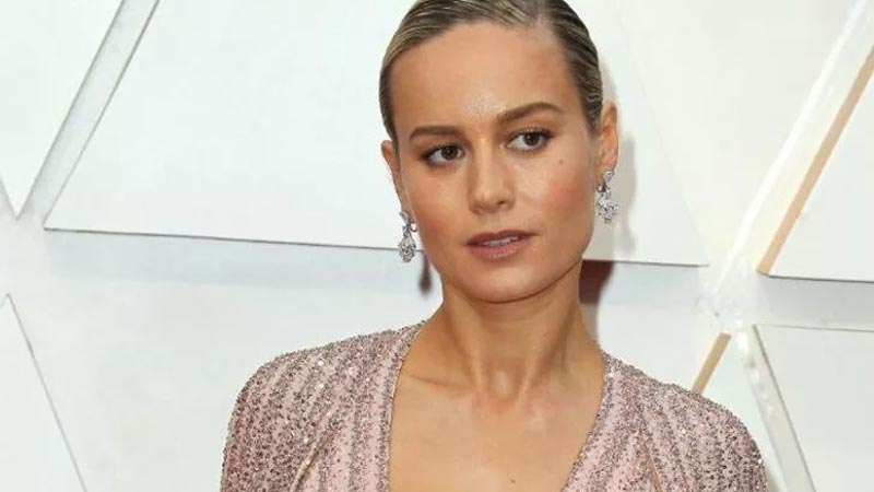 Kimse elbisesine bakmadı! Ayakları olay oldu Kimse elbisesine bakmadı! Ayakları olay oldu