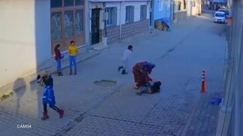 Bursa’da şoke eden görüntü! Sokak ortasında 5 yaşındaki oğlunu…