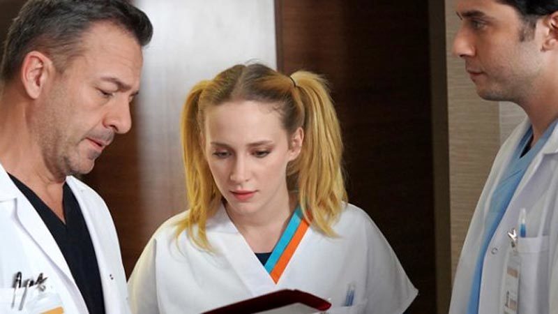 Mucize Doktor dizisinde Açelya karakterini oynayan genç oyuncu Hayal Köseoğlu,