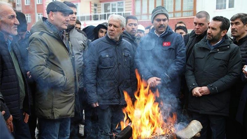 Bakanlar Soylu ve Kurum, Elazığ’daki deprem bölgesinde incelemelerde bulundu