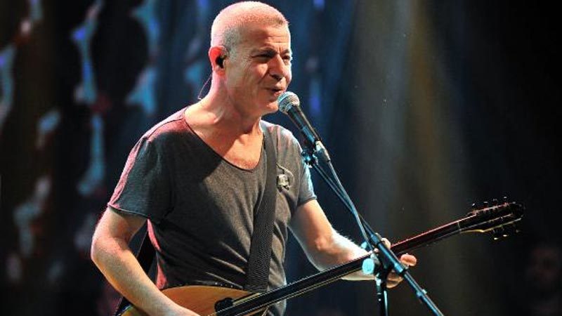 Bursa'da sahneye çıkan sanatçı Levent Yüksel, hayranlarına keyifli bir gece