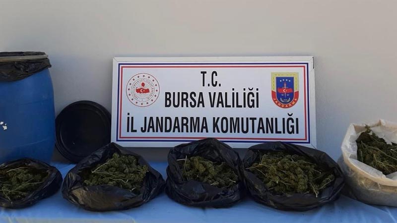 Dere yatağında 5 kilo esrar Dere yatağında 5 kilo esrar