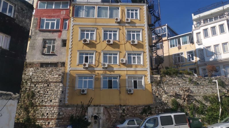 Şaşkına çeviren otel! Altı tarih, üstü otel… Şaşkına çeviren otel! Altı tarih, üstü otel…
