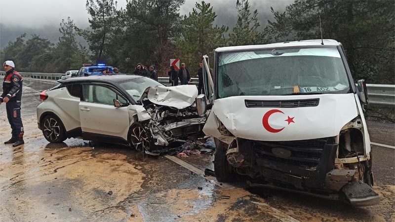 Bursa'da yağmurlu havada kayan minibüs ile lüks otomobil kafa kafaya