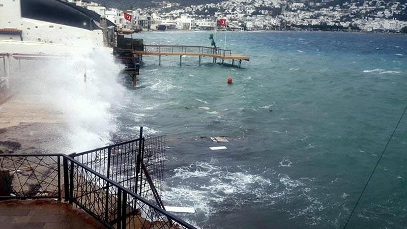 Hızı 50 kilometreye ulaştı! ‘Dışarı çıkmayın’ uyarısı