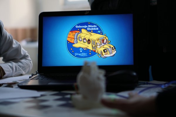 Geleceğe dönüş otobüsü Bursa’ya geldi… Geleceğe dönüş otobüsü Bursa’ya geldi…